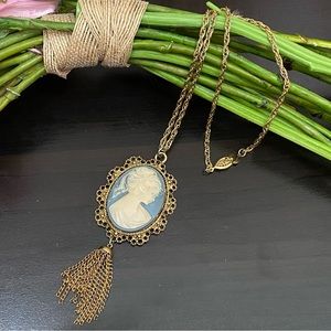 Vintage Unsigned Blue Cameo Pendant Necklace